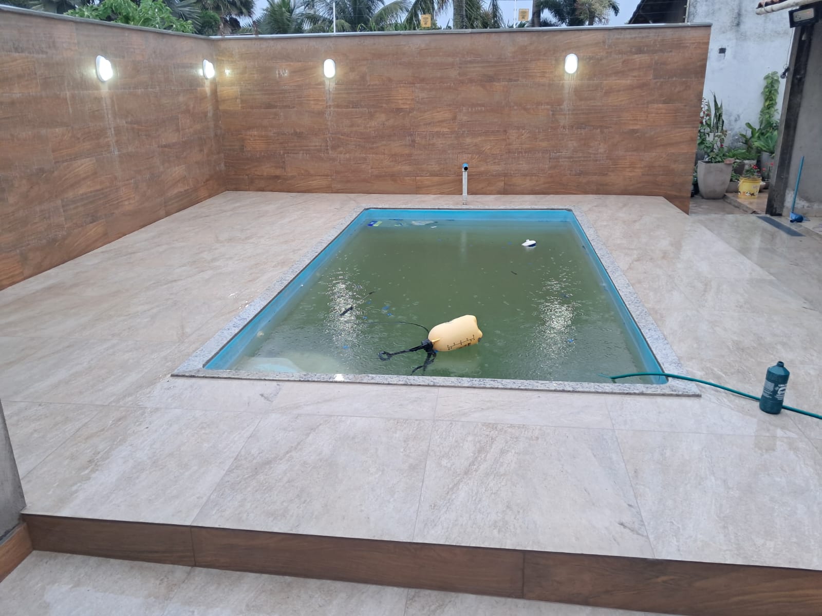 Piscina residencial com deck e iluminação