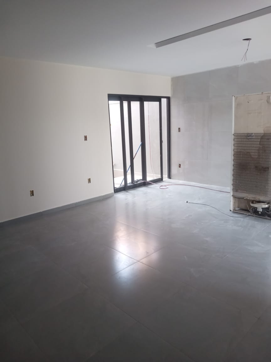 Piso interno em fase de acabamento